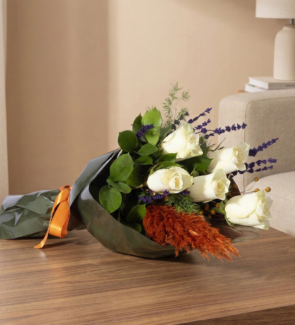 Yeşil Kahve Bukette Lavanta ve 5 Beyaz Gül