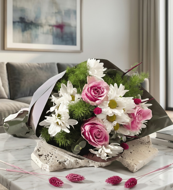 Yeşil Bukette Beyaz Papatyalar ve Pembe Güller