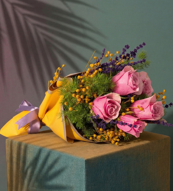 Sarı Bukette Lavanta, Sarı Luna ve 5 Pembe Gül